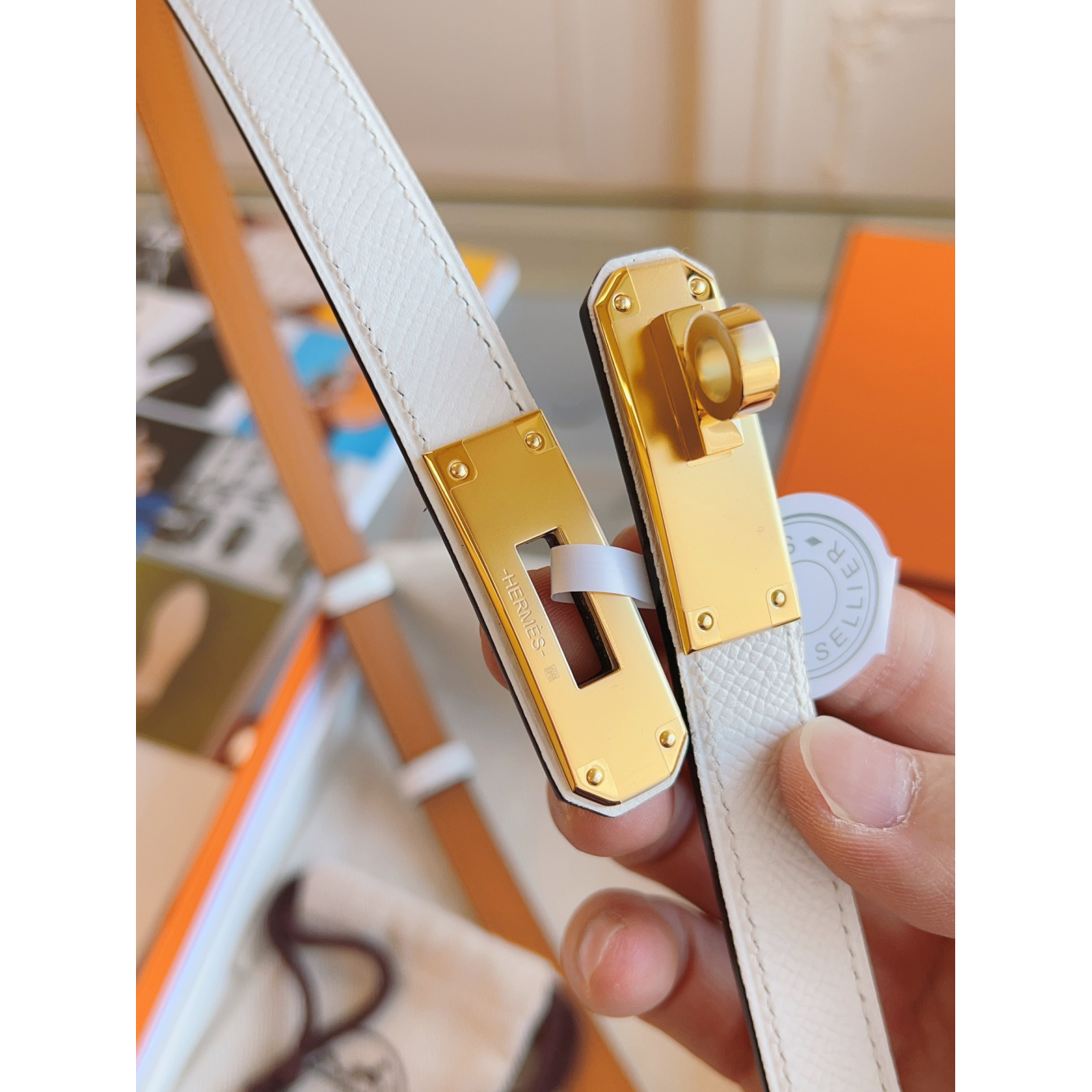 Cinto Hermès Kelly em Couro Branco com Fivela Kelly Dourada 1.8cm