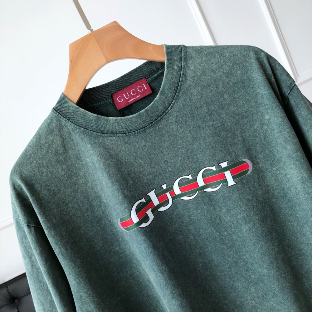 Camiseta Gucci com Placa de Logo Verde