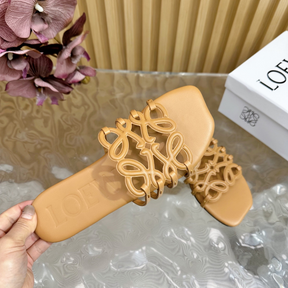 Sandália Loewe Slide Petal Anagram Caramelo