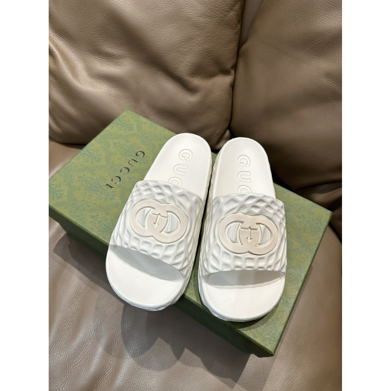 Chinelo Slide Gucci GG Interlocking Branco Sandália