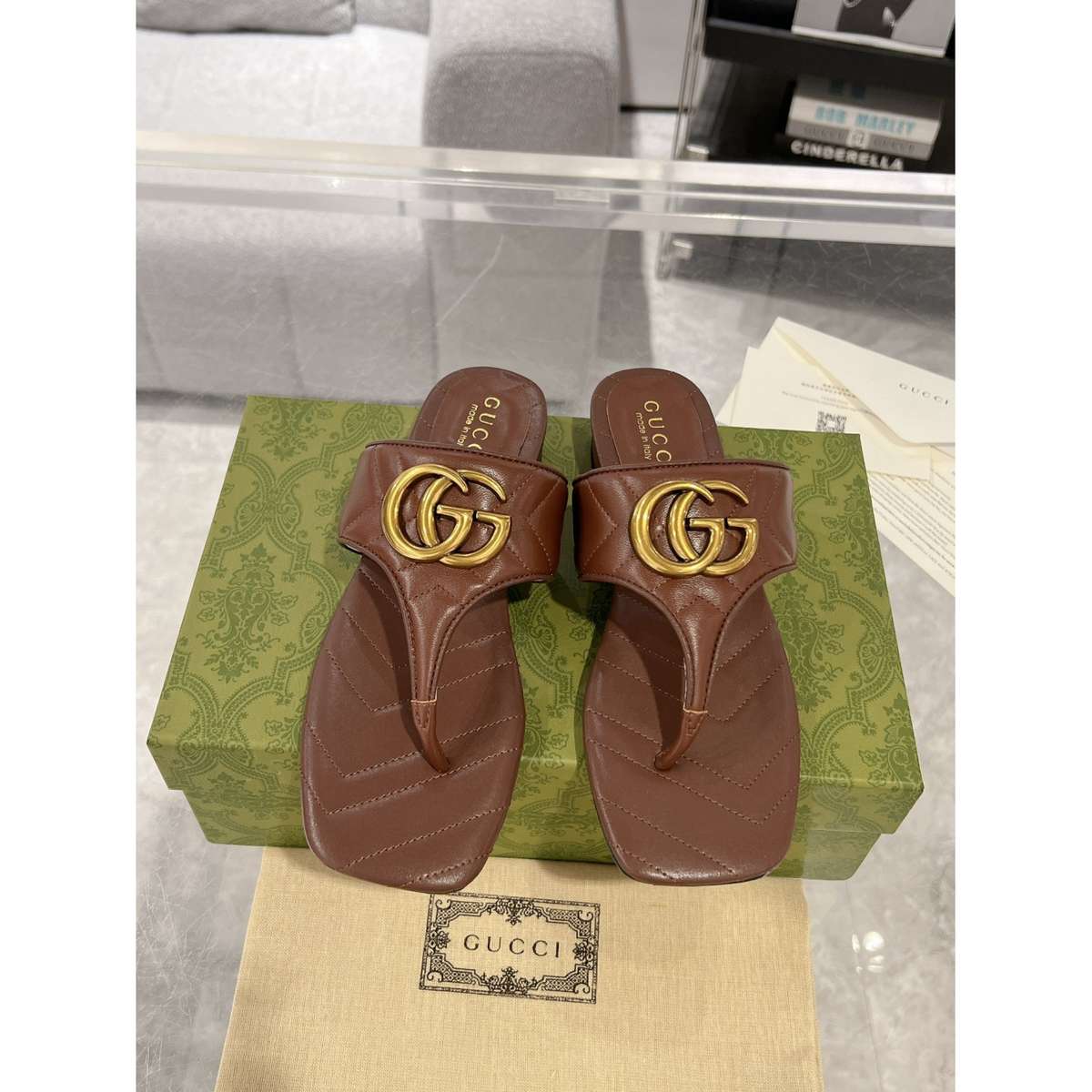 Sandália Gucci com Double G Marrom