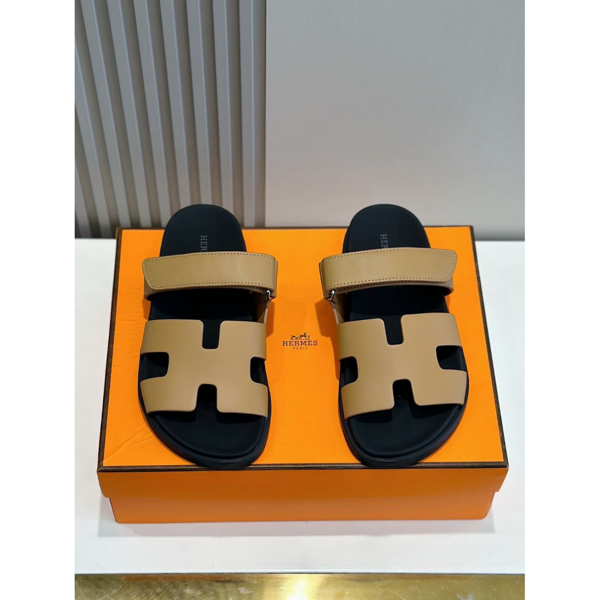 Sandália Hermès Chypre em Couro Bege