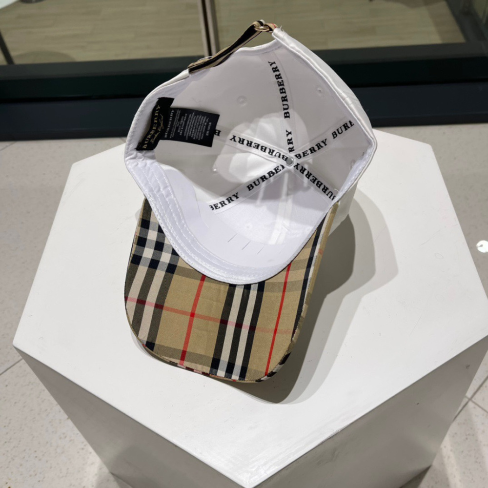 Boné Burberry Branco com Aba Xadrez