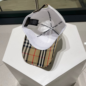 Boné Burberry Branco com Aba Xadrez