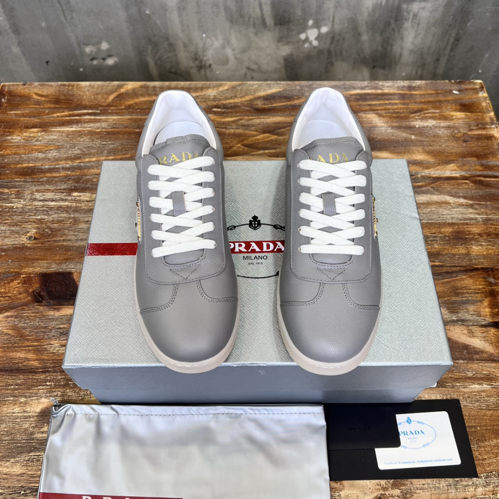 Prada Tênis de Couro com Logo Cinza