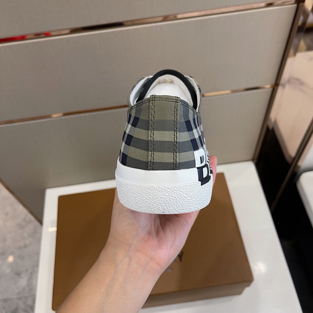 Burberry Tênis Verde Militar c/ Branco Cano Baixo