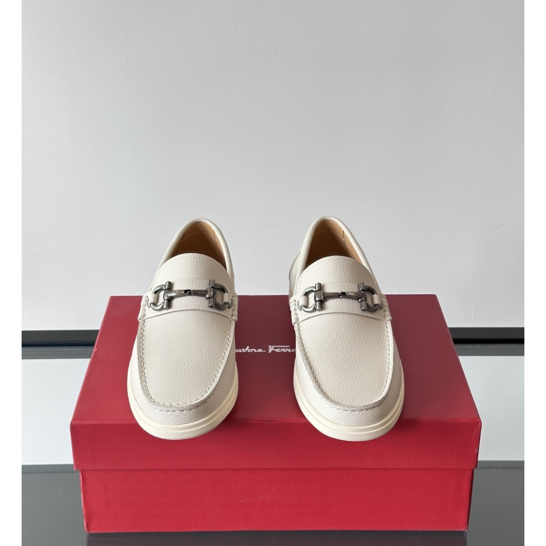 Sapato Mocassim Salvatore Ferragamo Casual Branco com Fivela Gancini