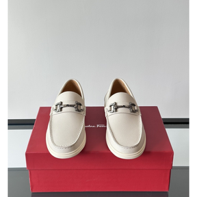 Sapato Mocassim Salvatore Ferragamo Casual Branco com Fivela Gancini