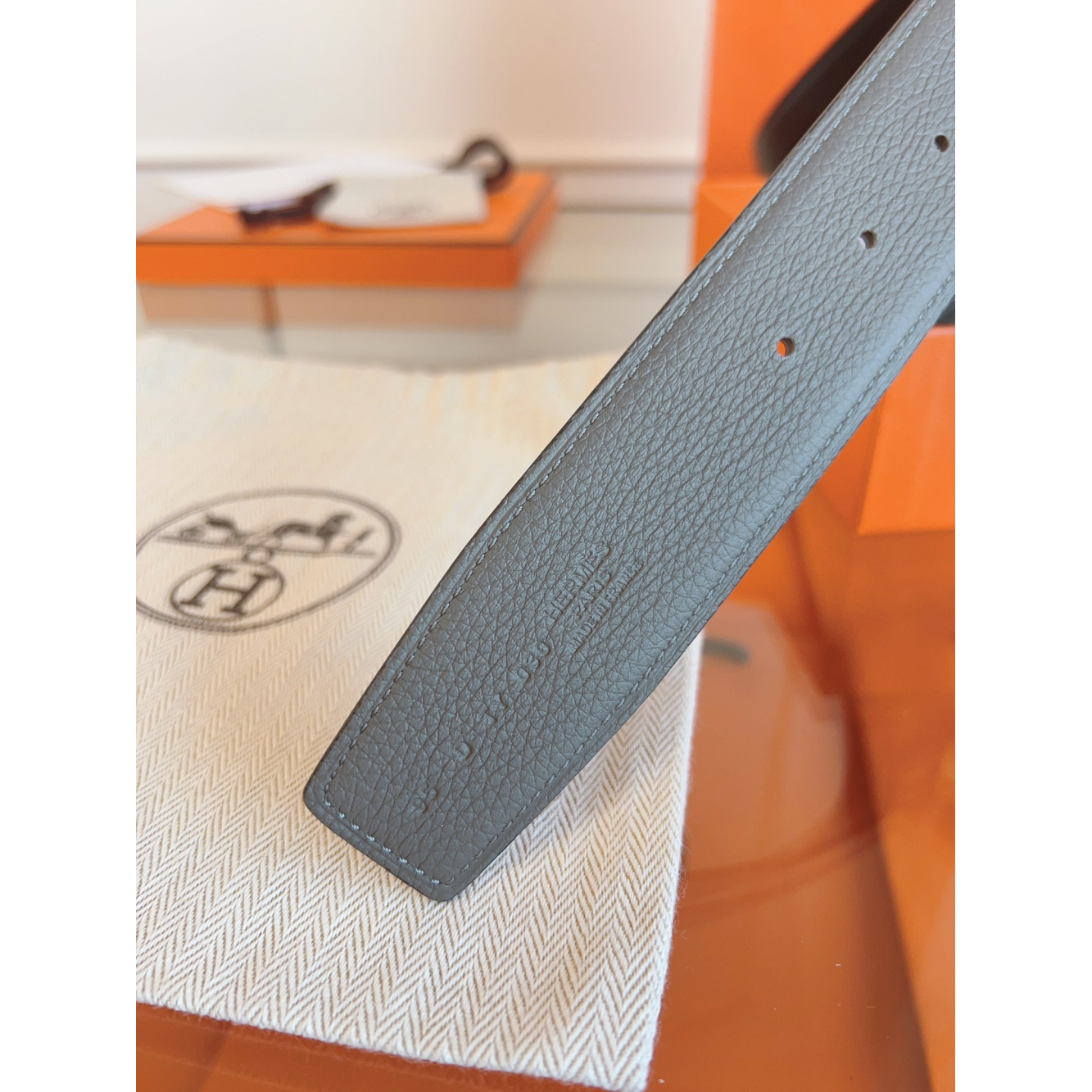 Cinto Hermès Reversível em Couro Cinza e Fivela H Au Carré Dourado 3.2cm