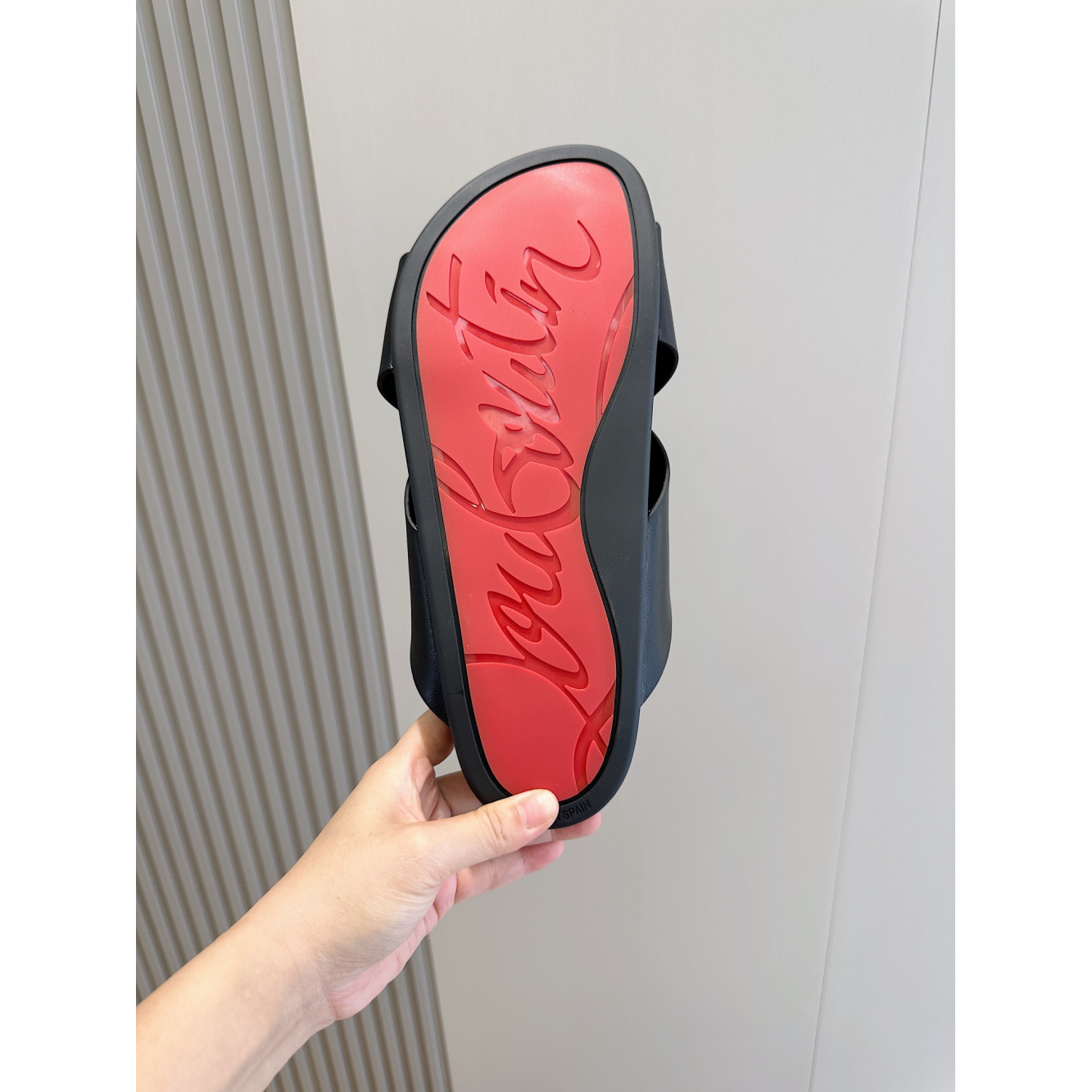 C. Louboutin Chinelo Preto