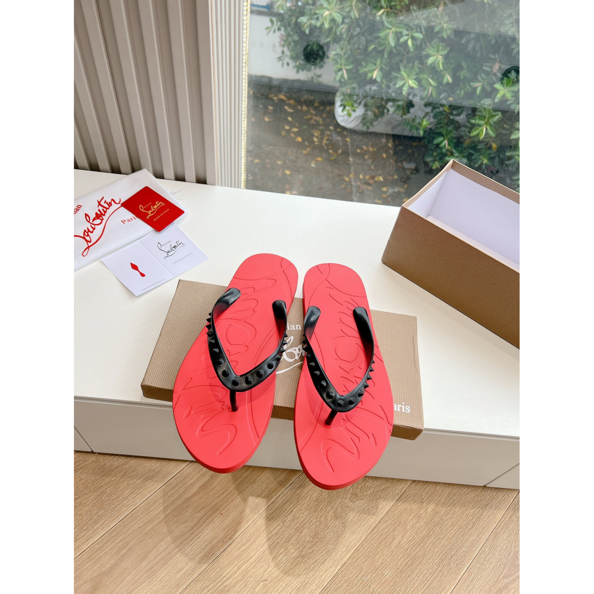 C. Louboutin Sandália Vermelha