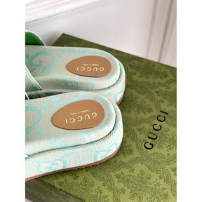 Sandália Gucci GG Maxi Canvas Flatform Slide Azul