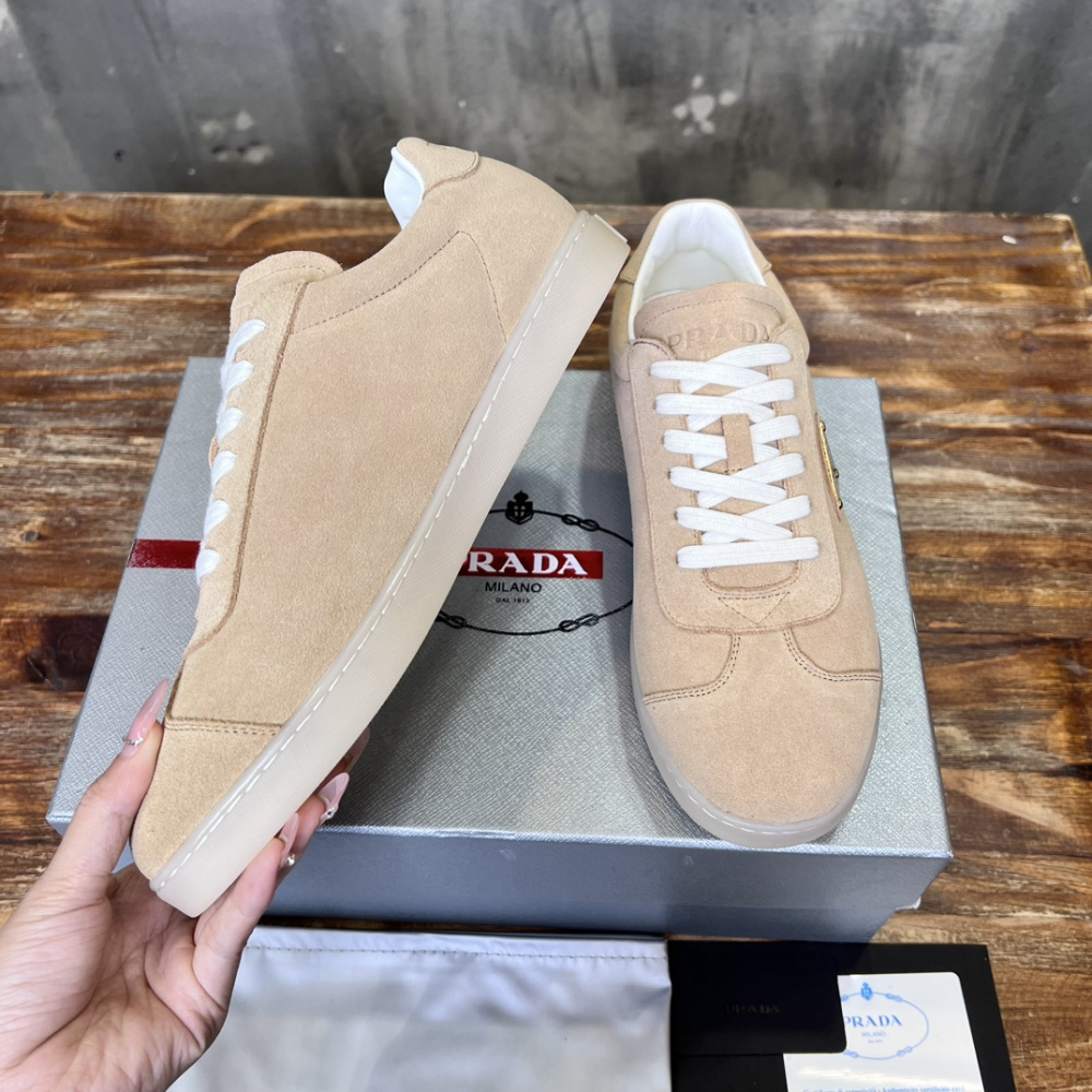 Prada Tênis em Camurça Bege com Logo