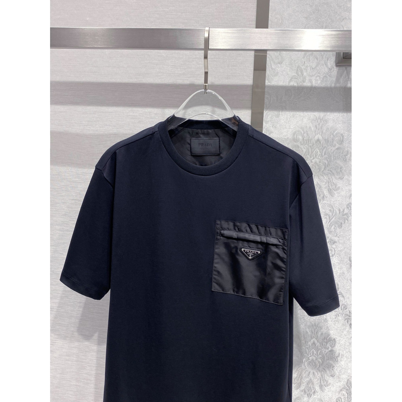 Camisa Prada em algodão com Bolso em Re-Nylon e logo triangular Preta