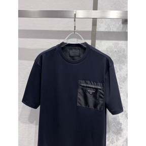 Camisa Prada em algodão com Bolso em Re-Nylon e logo triangular Preta