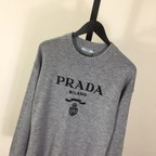 Moletom Prada com Logotipo Bordado Cinza