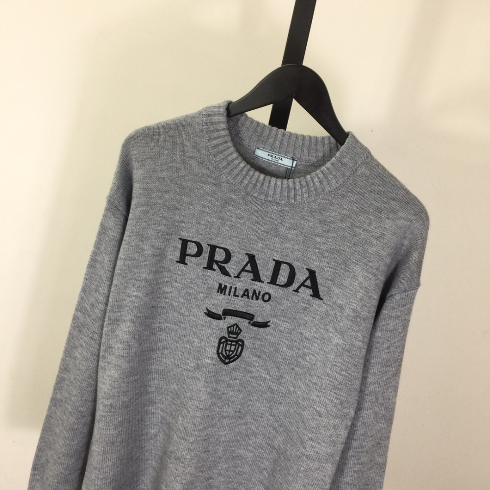 Moletom Prada com Logotipo Bordado Cinza
