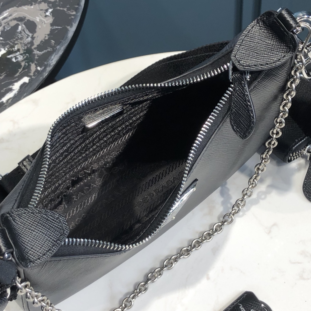Bolsa Prada Saffiano Re-Edition 2005 em Couro 22x6x12cm (Preto e outras cores)