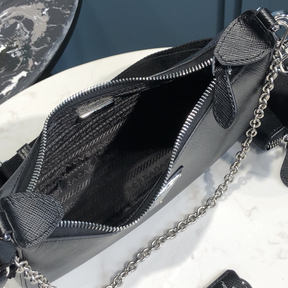 Bolsa Prada Saffiano Re-Edition 2005 em Couro 22x6x12cm (Preto e outras cores)