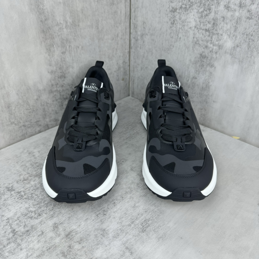 Tênis Valentino Garavani True Act Sneakers Preto/Branco
