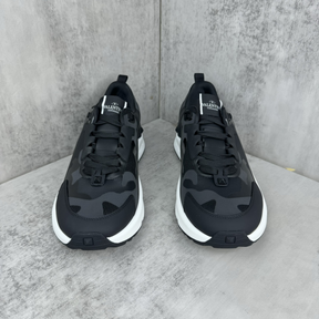Tênis Valentino Garavani True Act Sneakers Preto/Branco