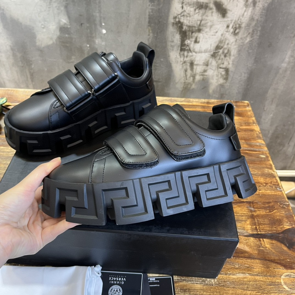 Tênis Versace Greca Labyrinth de Couro Preto