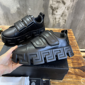 Tênis Versace Greca Labyrinth de Couro Preto