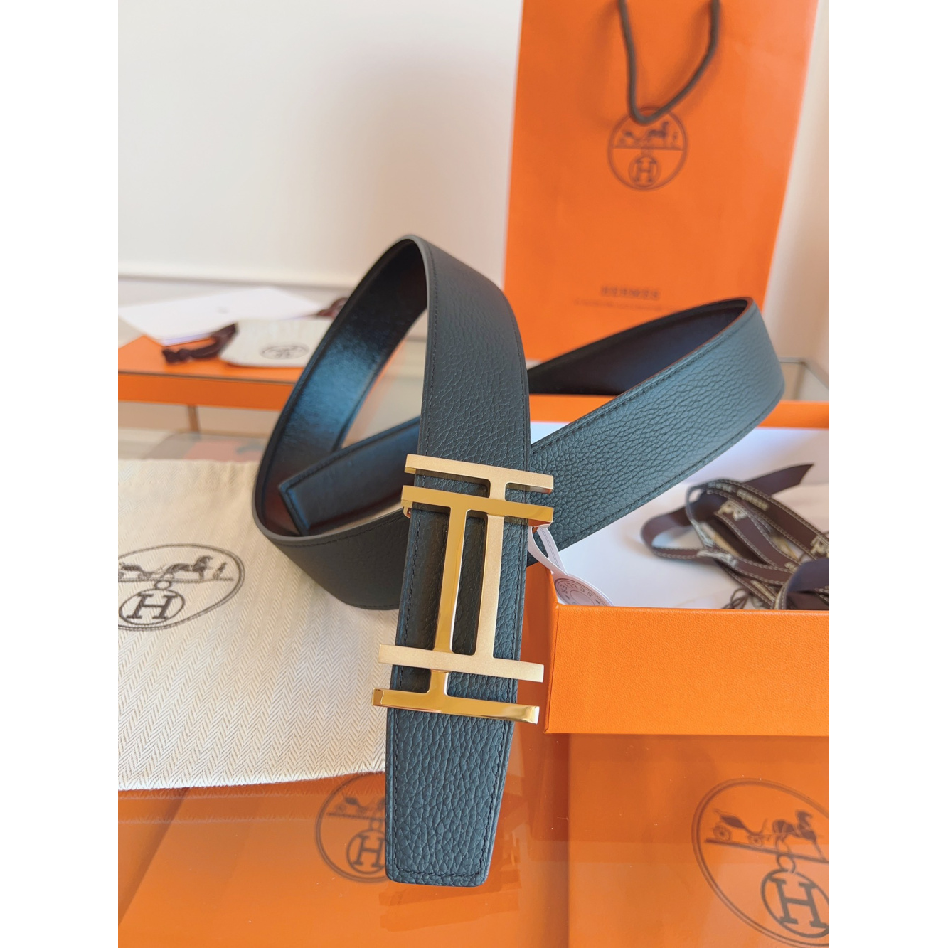 Cinto Hermès Reversível em Couro Preto e Fivela H Au Carré Dourado 3.2cm