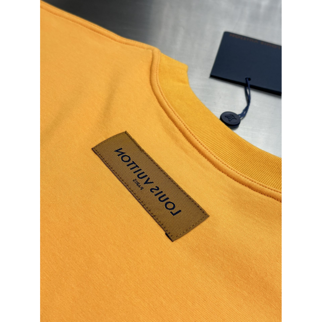 Camiseta de Algodão Louis Vuitton com LV em Relevo Laranja