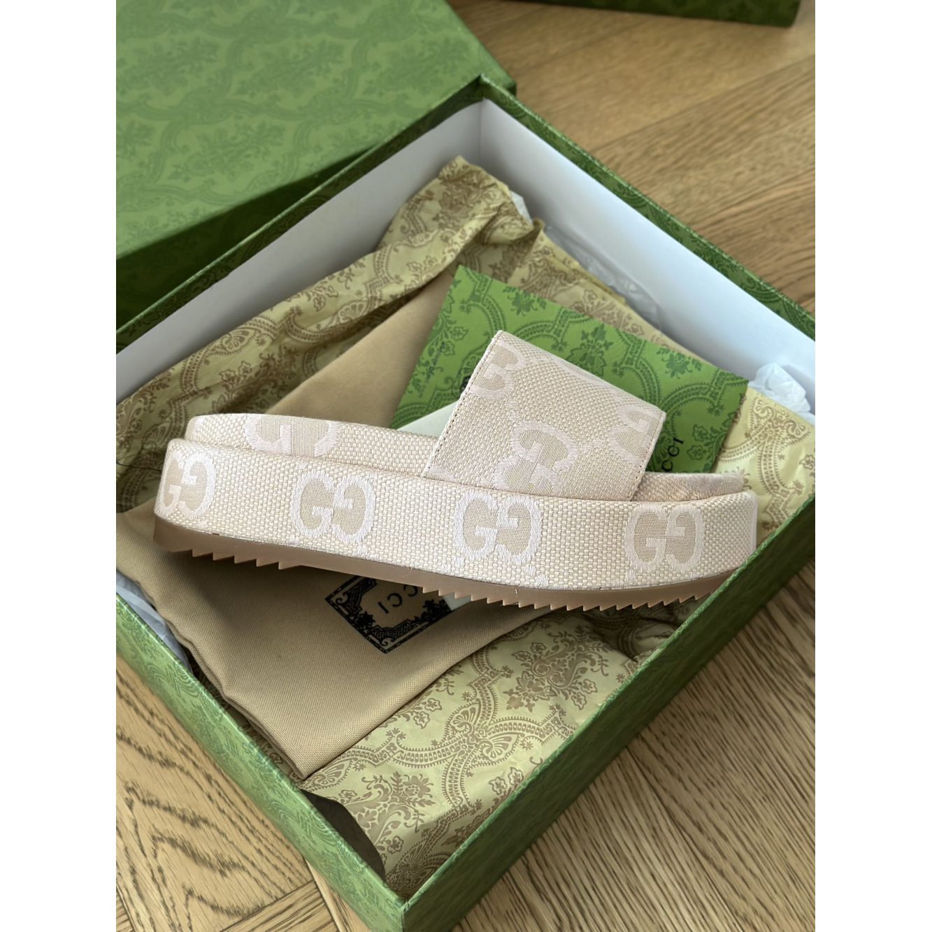 Sandália Gucci GG Maxi Canvas Flatform Slide Rosa