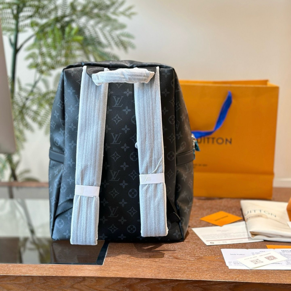 Mochila Louis Vuitton Discovery Monogram Eclipse Canvas 29x38x20cm (comprimento x altura x largura)