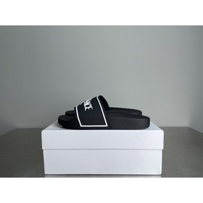 Chinelo Slide Versace Preto com escrita Branca