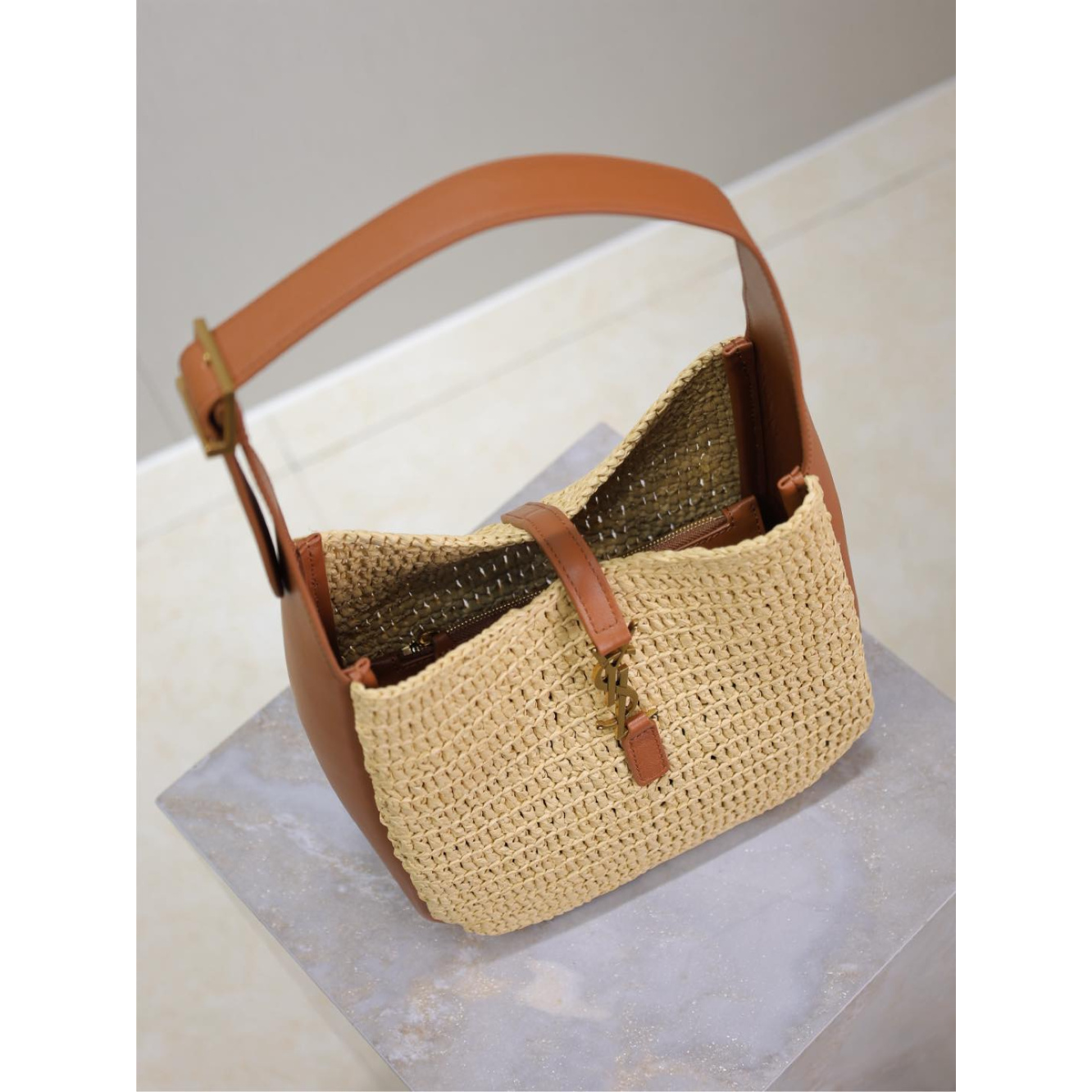 Bolsa Saint Laurent YSL Le 5 à 7 pequena flexivel em Ráfia e Couro 23×22×8.5cm