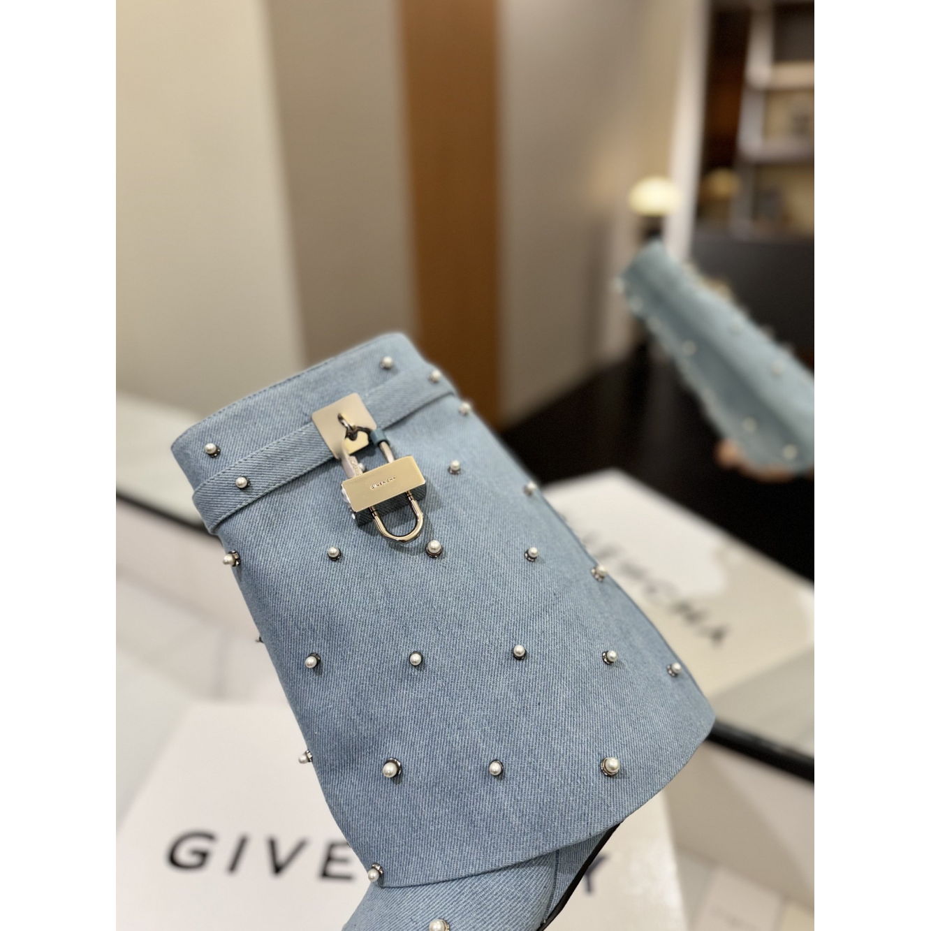 Bota Givenchy Denin com Cristais Capucines East-West