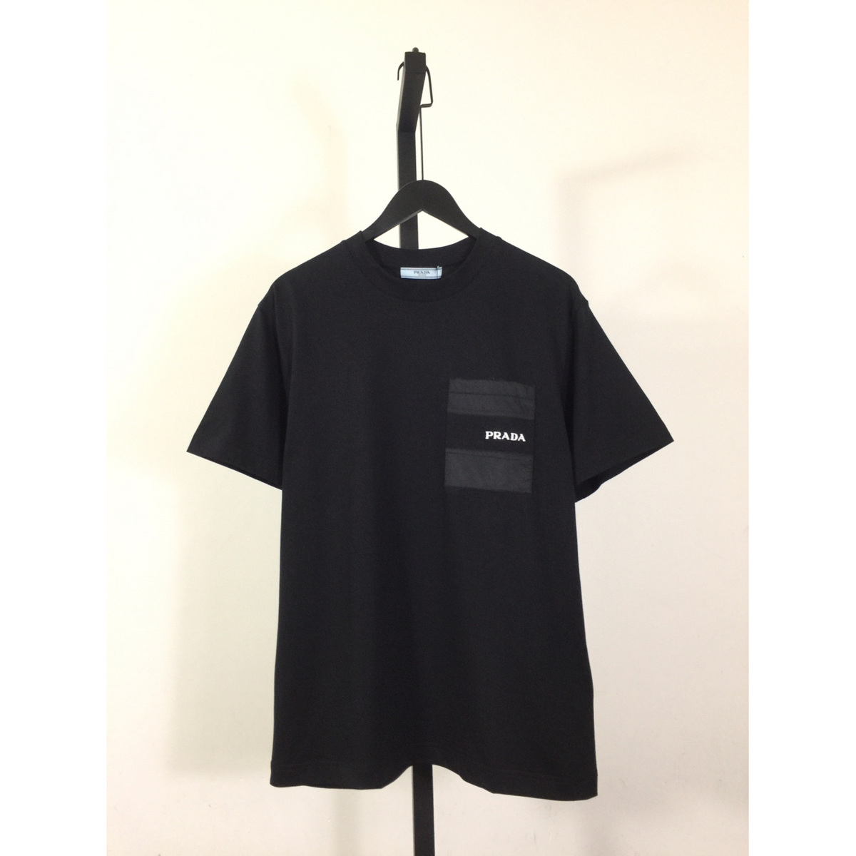 Camisa Prada em algodão com nome Bordado em Bolso Lateral Superior Preta