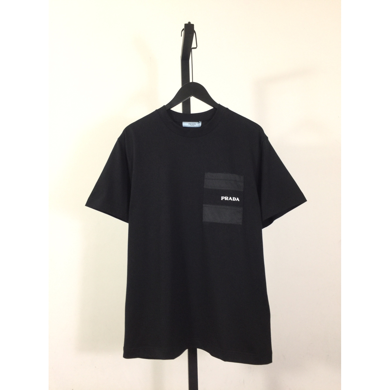 Camisa Prada em algodão com nome Bordado em Bolso Lateral Superior Preta