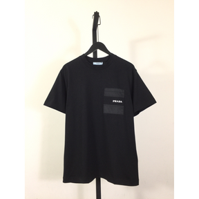 Camisa Prada em algodão com nome Bordado em Bolso Lateral Superior Preta