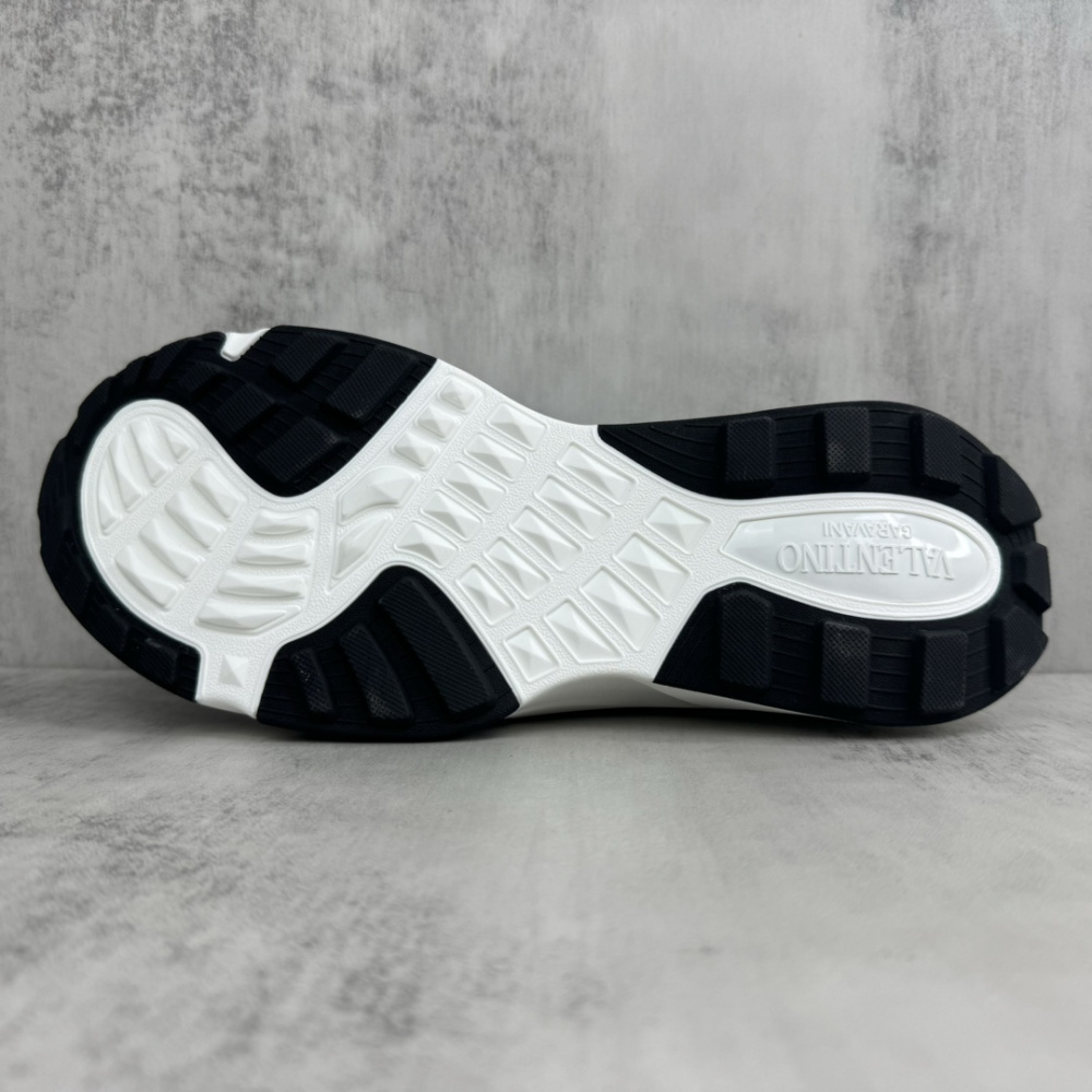 Tênis Valentino Garavani True Act Sneakers Preto/Branco