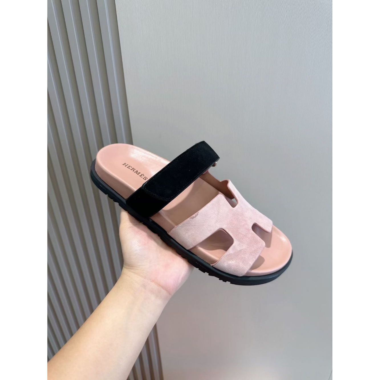 Sandália Hermès Chypre em Camurça Preto/Rosa