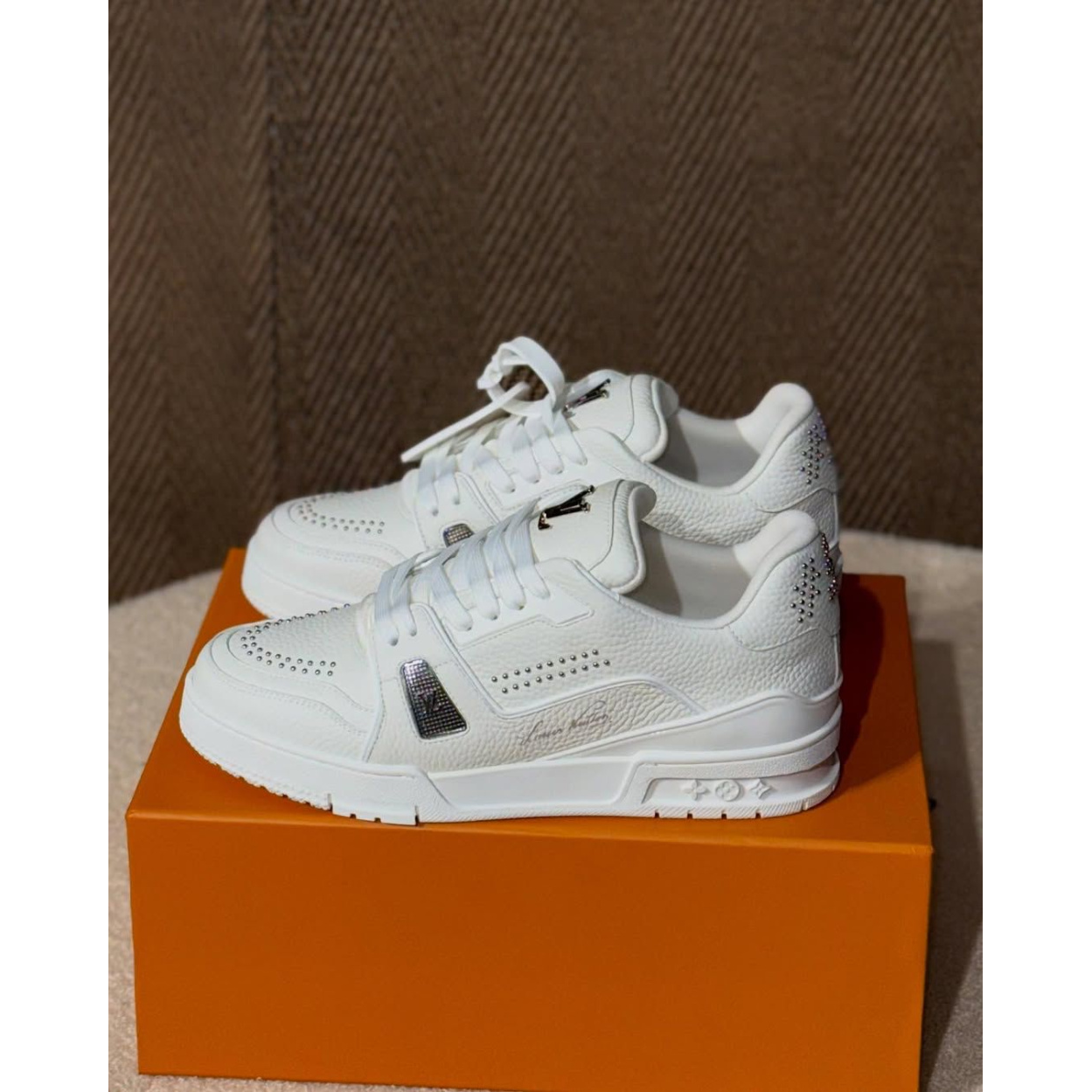 Tênis Louis Vuitton LV Trainer Branco com detalhes de Aplicações em tarraxas