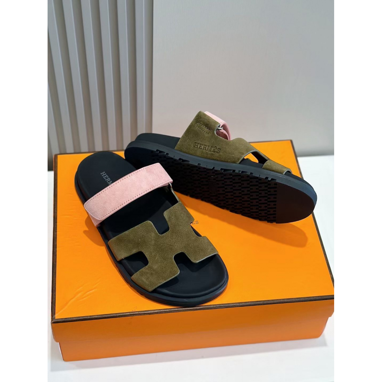 Sandália Hermès Chypre em Camurça Rosa/Verde