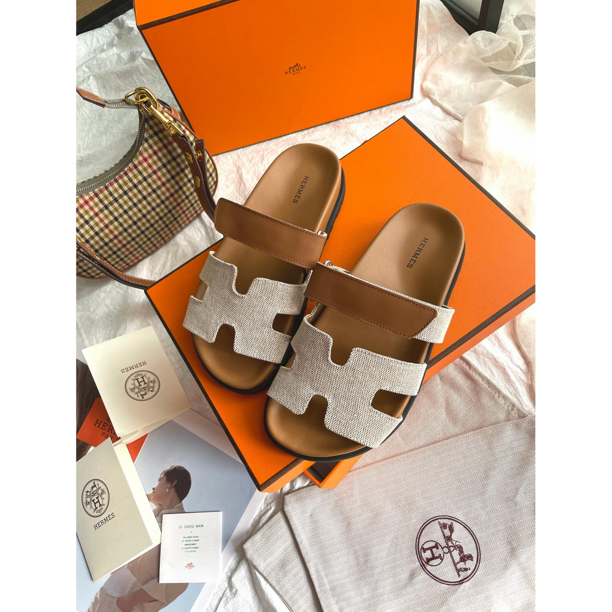 Sandália Hermès Chypre em Camurça Marrom/Off