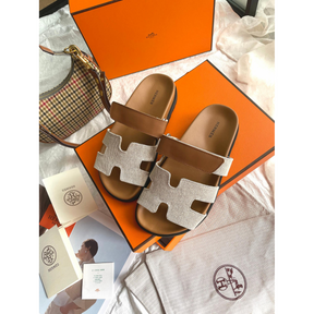 Sandália Hermès Chypre em Camurça Marrom/Off