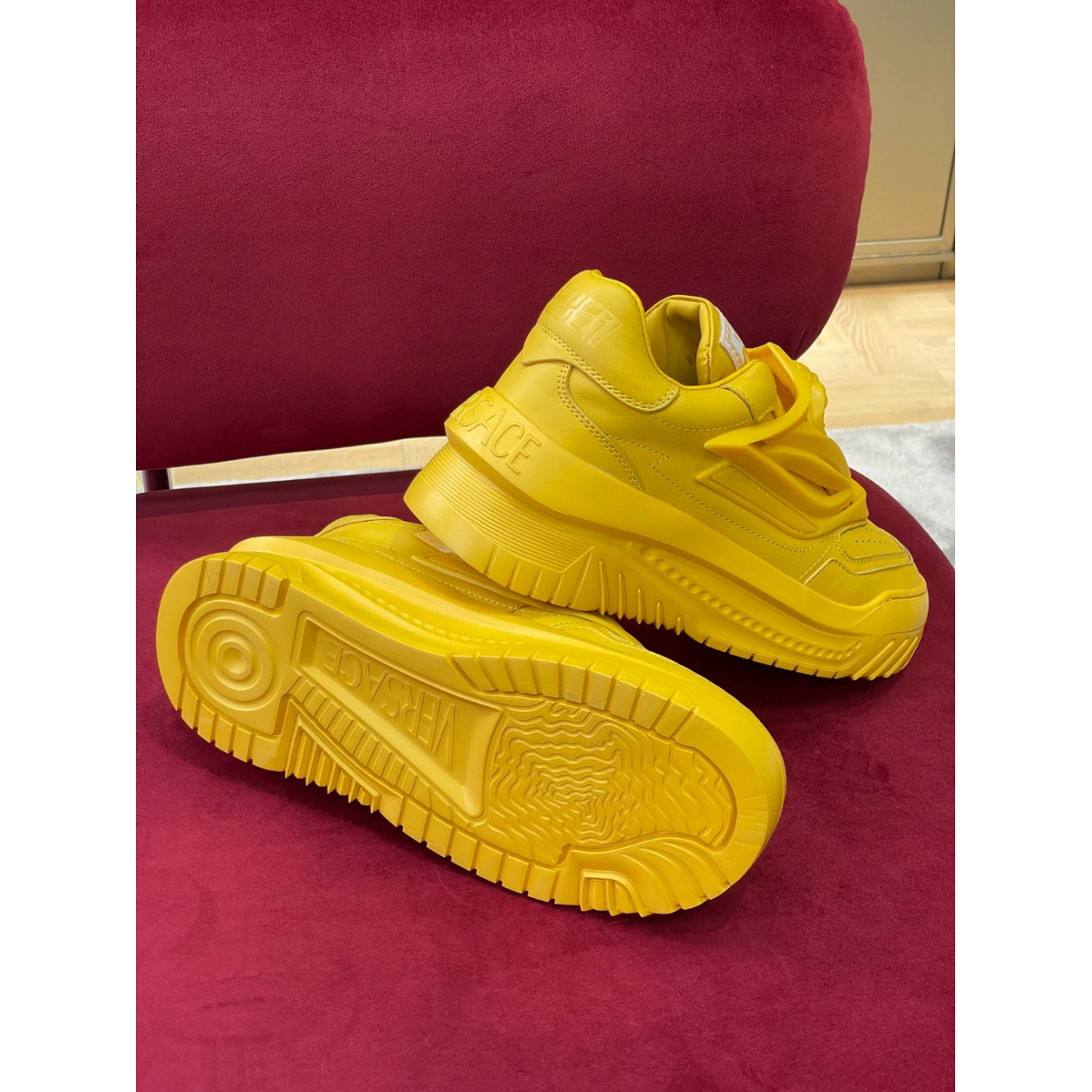 Tênis Versace Cano Baixo Odissea Amarelo