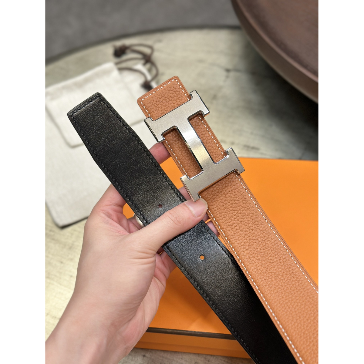 Cinto Hermès Constance e Correia Reversível em Couro 3.8cm Preto/Caramelo Ferragem Prata