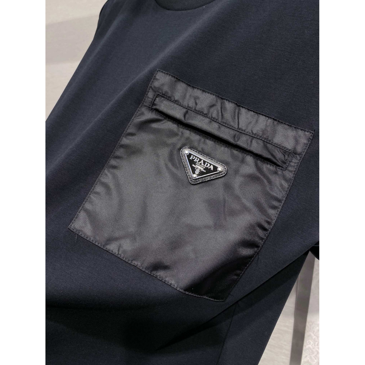 Camisa Prada em algodão com Bolso em Re-Nylon e logo triangular Preta