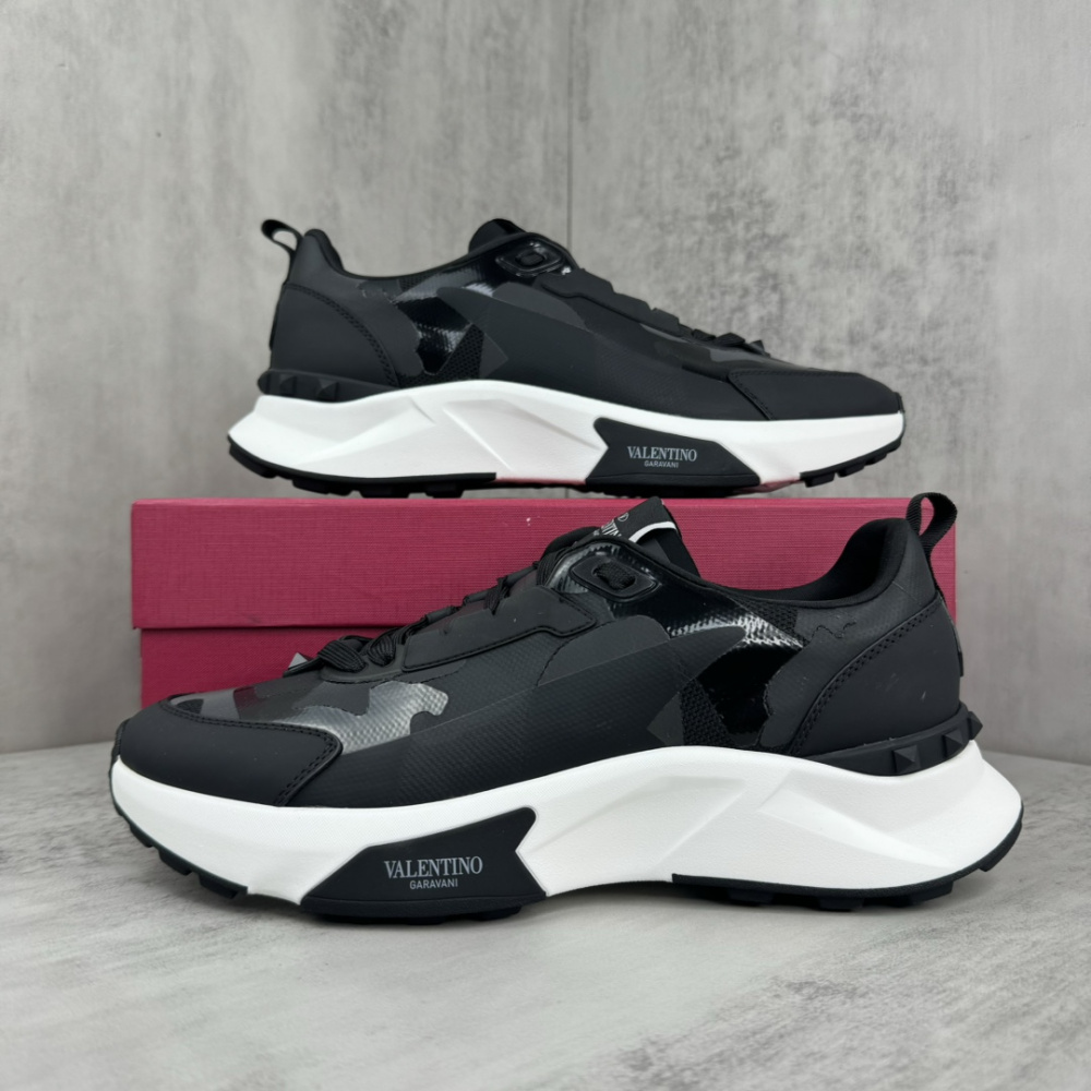 Tênis Valentino Garavani True Act Sneakers Preto/Branco