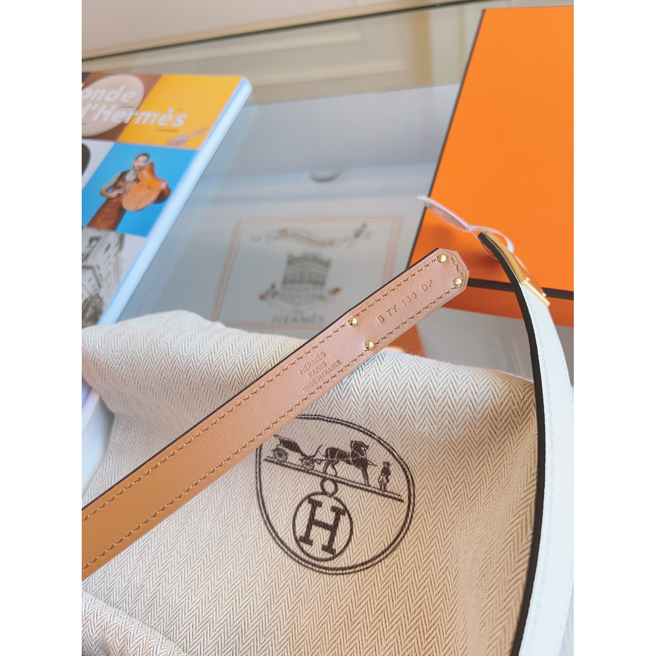 Cinto Hermès Kelly em Couro Branco com Fivela Kelly Dourada 1.8cm