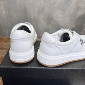 Prada Tênis Cano Baixo Downtown Branco com solado Marrom