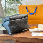 Mochila Louis Vuitton Discovery Monogram Eclipse Canvas 29x38x20cm (comprimento x altura x largura)